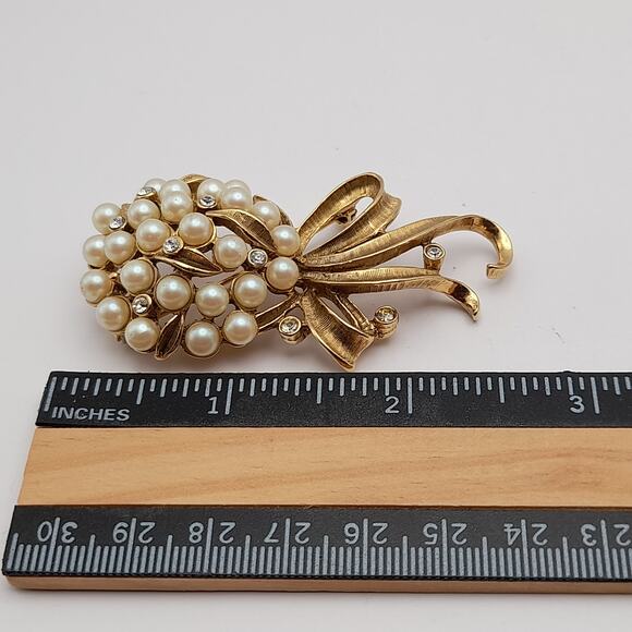 Vintage Floral Bouquet Faux Pearls Clear Rhinestones Gold Tone Brooch - Picture 6 of 7